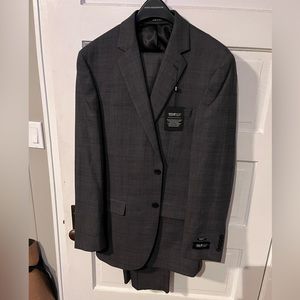 Brand new Kenneth Cole slim fit suit 40L/34W